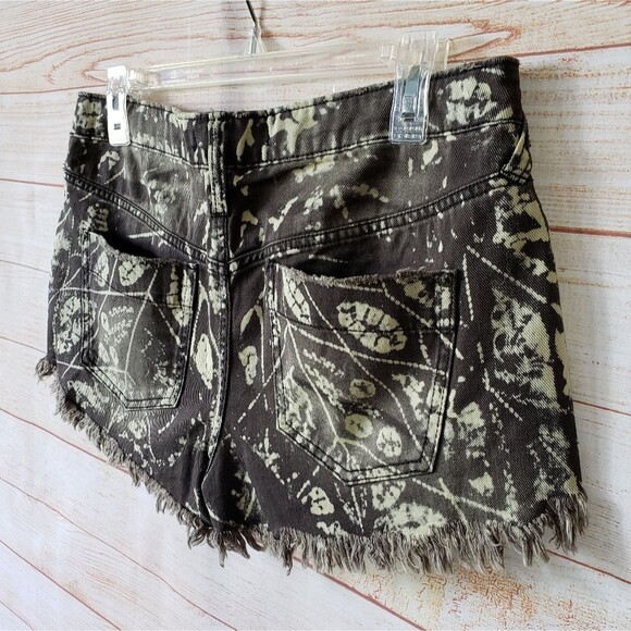 Free People Frayed Distressed Printed 5-Pocket Shorts Size 29 Daisy Dukes - Picture 6 of 9